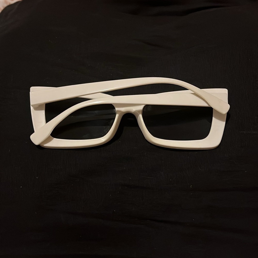 Chic White Rectangular Sunglasses - image 2